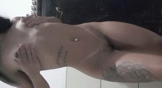 Magrinha toda tatuada mostrando o cuzinho no vídeo nudes