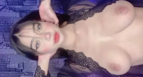 Novinha linda ficou de quatro para mostrar a buceta e o cuzinho