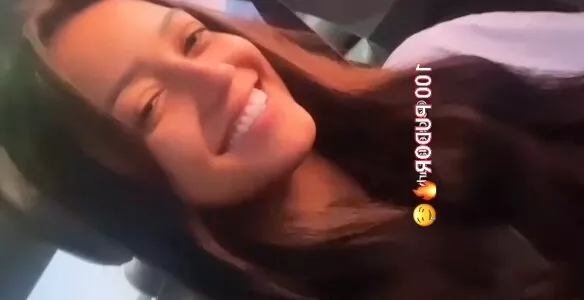 Karlyane Menezes mostrando a buceta pro frentista