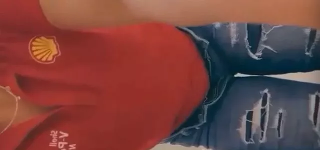 Funcionária do posto foi pro banheiro mostrar o cuzinho gostoso