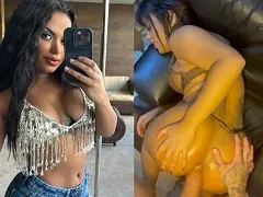 Gi Paes metendo o consolo grosso no cuzinho