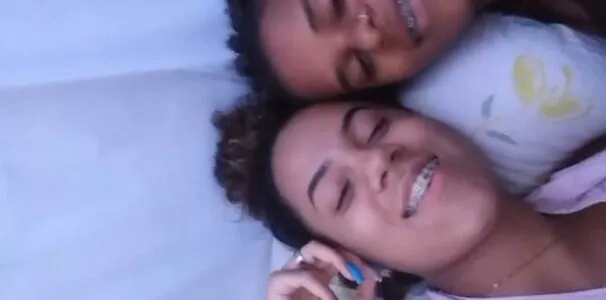 Duas migas fazendo live se exibindo peladinhas