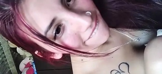 Ruivinha tatuada com vibrador na buceta mostrando o cu ao vivo