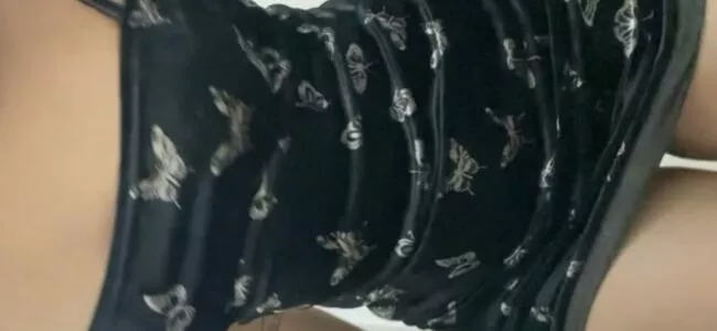 Beatriz Fonseca brincando com o consolo no cuzinho