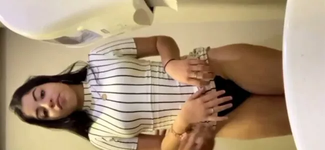 Fodendo a novinha gostosa em pé no banheiro do shopping