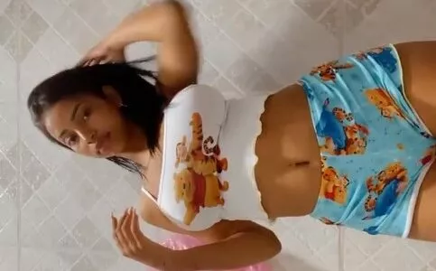 Morena maravilhosa peladinha sensualizando nos vídeos