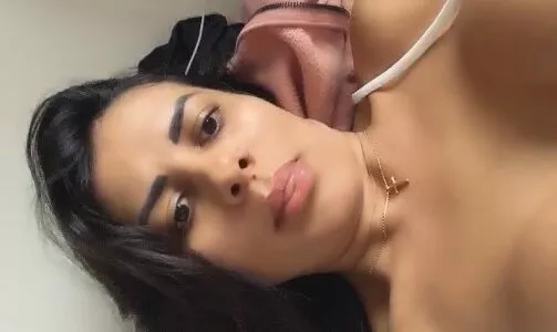 Amadora linda demais tocando siririca ao vivo na live