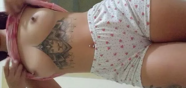 Novinha tatuada abriu o cuzinho e a ppk na live