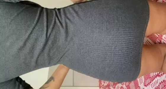 Amadora deliciosa de vestido sem calcinha ficou de quatro na cama