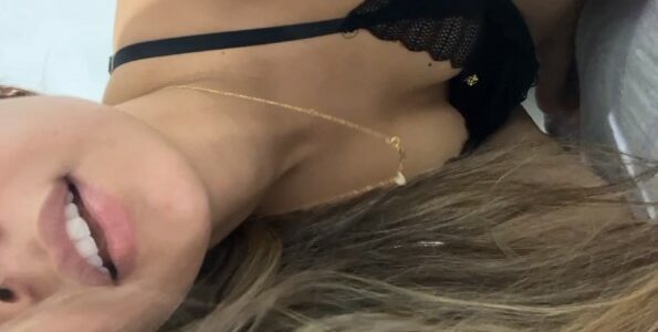 Loirinha fogosa ficou pelada tocando siririca ao vivo na live