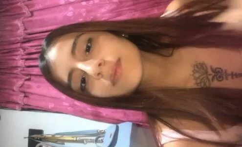 Ninfetinha linda demais ficou peladinha se masturbando na live
