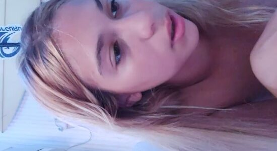 Loirinha perfeita se masturbando peladinha na live