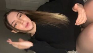 Novinha cheia de pentelhos na xota abrindo o cuzinho gostoso