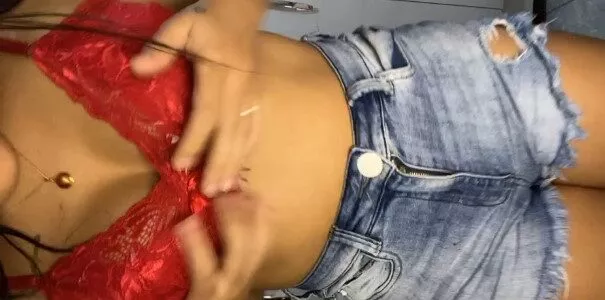 Morena gostosa ficou peladinha masturbando a buceta na live