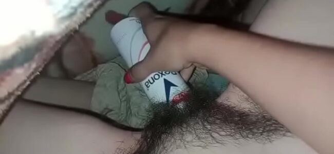 Magrinha ninfeta masturbando a xoxotinha com o Rexona