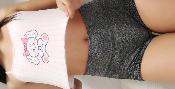 Novinha peluda mostrando e masturbando a bucetinha na live