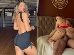 Baixinha fogosa mostrando o rabão e a buceta pequenininha