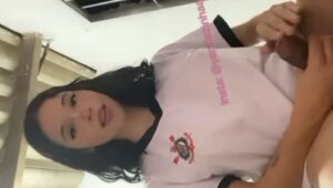 Novinha corinthiana sentando na pica do amigo sortudo