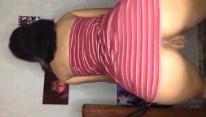 Ninfetinha rebolando de vestido curto sem calcinha
