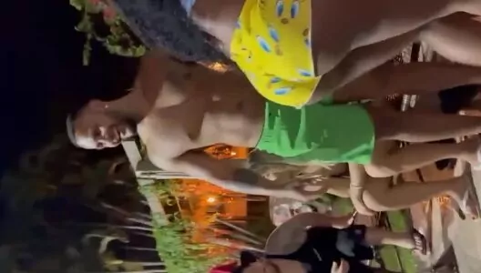 Putaria na festa com a morena deliciosa