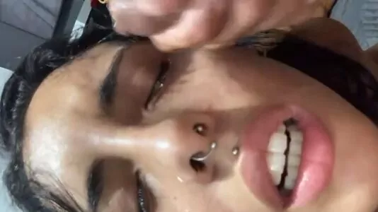 Comeu o cuzinho e gozou na cara