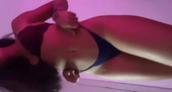 Novinha moreninha vazou de calcinha fio dental abrindo a bunda
