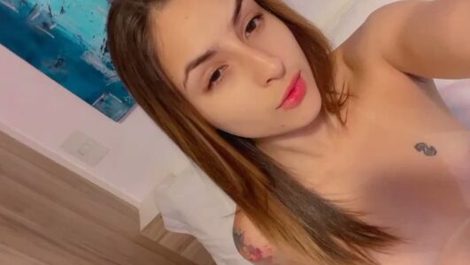 Novinha linda ficou toda molhadinha masturbando a buceta