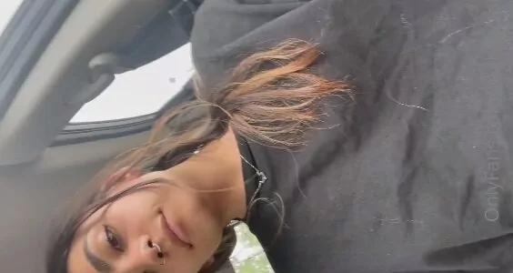 Novinha da bucetinha linda tocando siririca dentro do carro