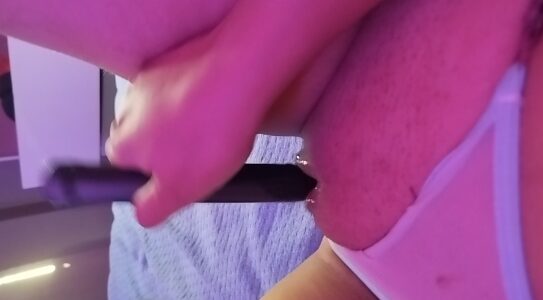 Masturbou a xoxotinha com o brinquedo e mandou pro amante