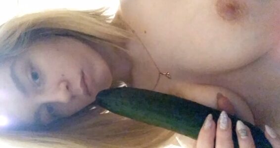 Ninfeta loirinha brincando com o pepino na buceta