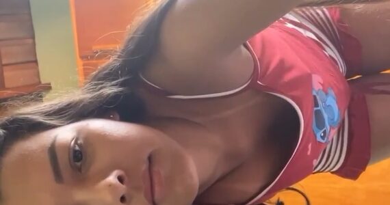 Gatinha perfeita ficou peladinha e mostrou o cuzinho de quatro