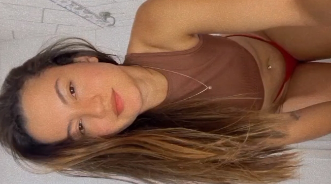 Novinha maravilhosa mostrando o cuzinho e a buceta