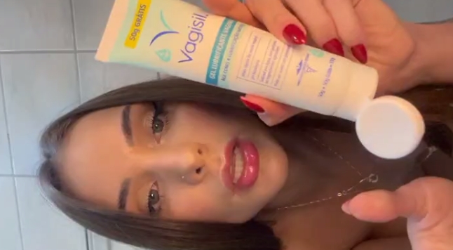 Mandou vídeo para as amigas ensinando a colocar o plug anal no cuzinho