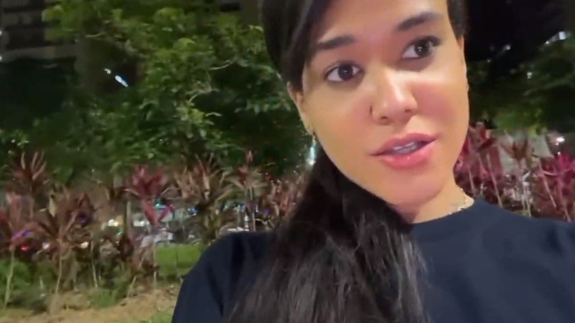 Novinha se masturbando na praça pública caiu na net